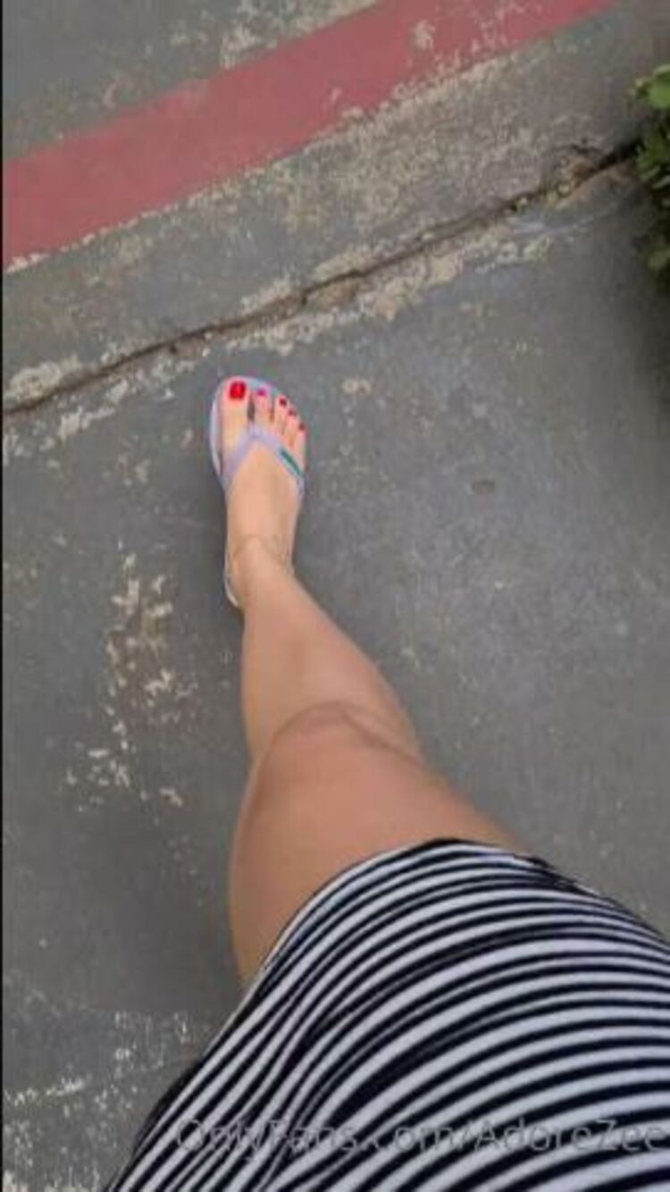 AdoreZee / Onlyfans Adorezee - walking around with colored toes 16-12-2020 - OnlyFans