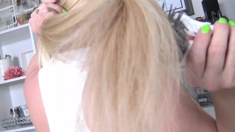 RoxieRaeFetish / Manyvids LONG BLONDE LOCKS - Manyvids