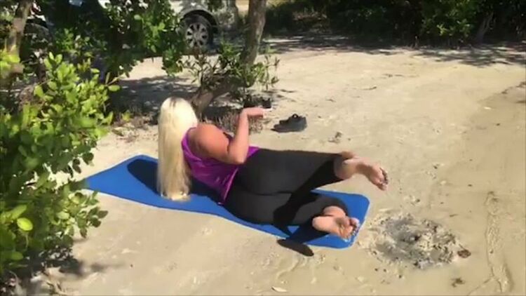 Macy Cartel – Beach Yoga Voyeur