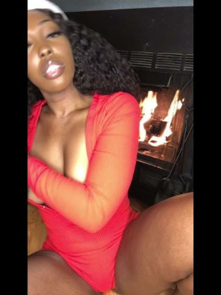 Samira 0825 / Onlyfans Samira - good morning im ready to cuddle and warm up by the fire would you kiss my pussy un 24-12-2020 - Kissing