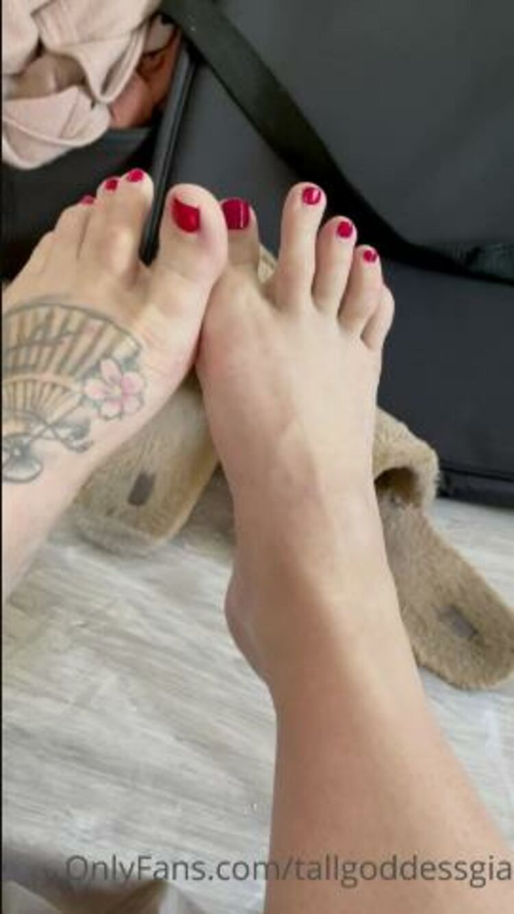 Gia De Luca - tallgoddessgia / Onlyfans Tallgoddessgia - taking a break from moving to show you my pretty toes tip to treat me to a pedicure 29-11-2021 - Fetish