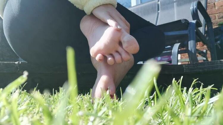 elizabethsfeet 28-03-2020 Love the feeling of being barefoot outside