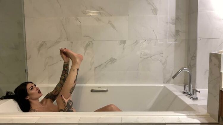 damazonia 27-11-2019 Massage my feet while I m enjoying my bath like a Queen