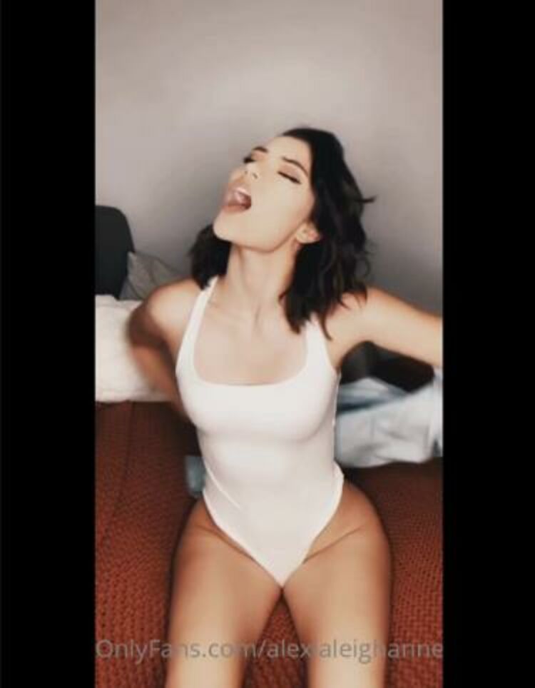 ALEXIA - juicyleighanne / Onlyfans Juicyleighanne - what do you want me to dance on 09-08-2020 - Juicy