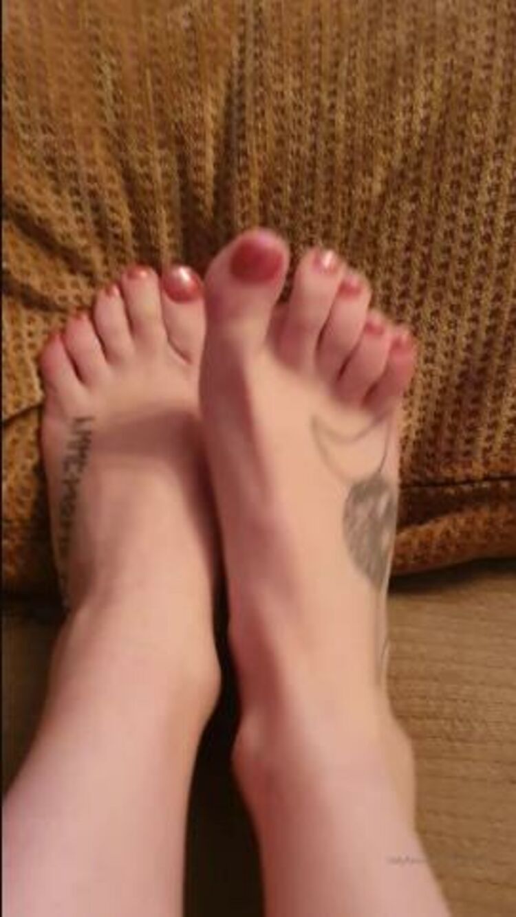 sophiatruee 10-02-2020 I m obsessed with the colour of my toes I just wish I had a face to smother them with. Smo