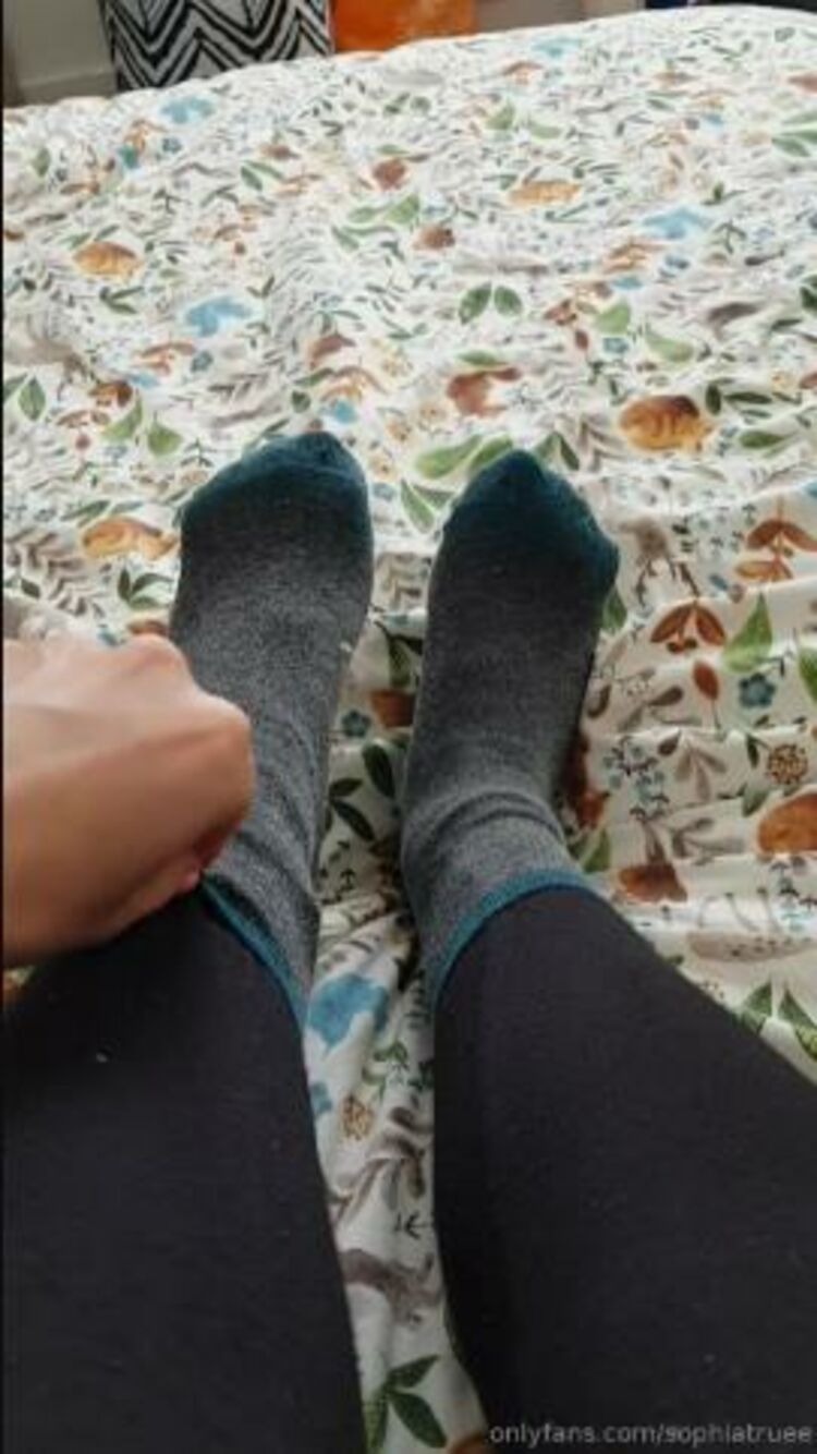 sophiatruee 07-06-2019 I m back from camping my sweaty feet are aching findom finsub findomme footfetish footwors