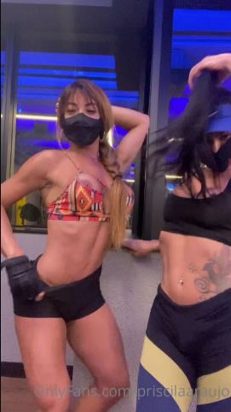 Priscila Araujo / Onlyfans Priscilaaraujo - training together with my wonderful friend elizabthgoes 29-04-2021 - OnlyFans