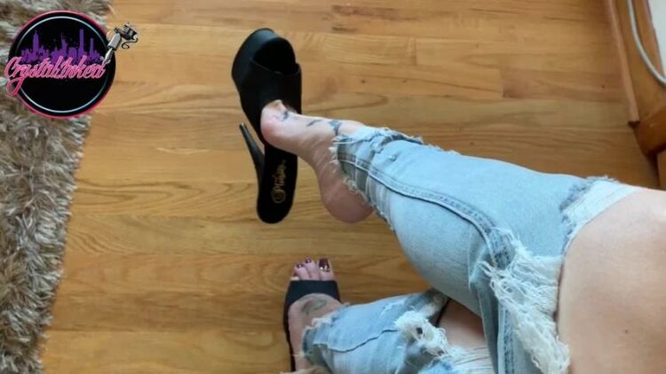 crystalinked 04-10-2019 I love tight jeans with mules How about you guys