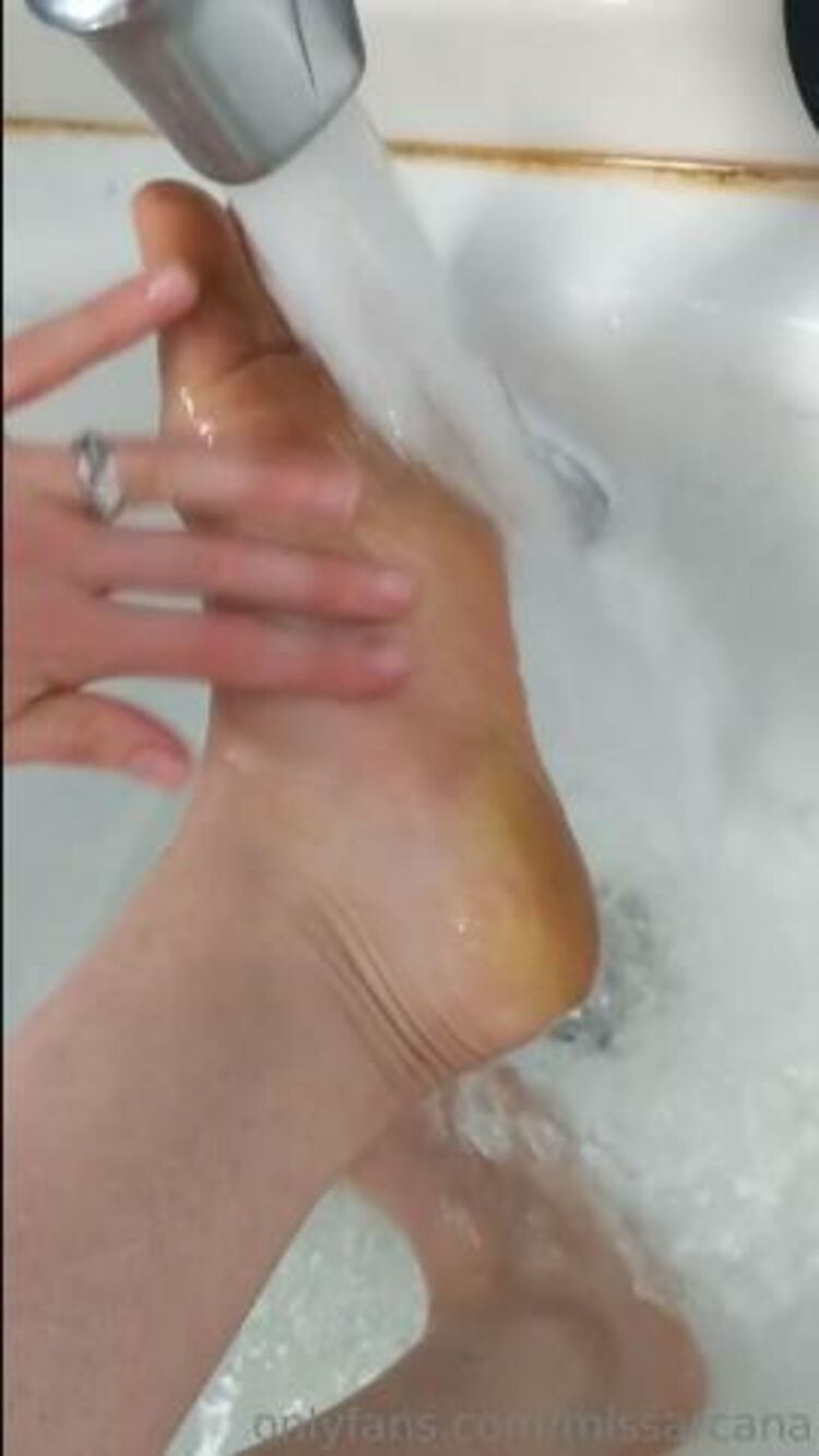 missarcana 07-05-2019 First video of me washing up my feet after yard work today