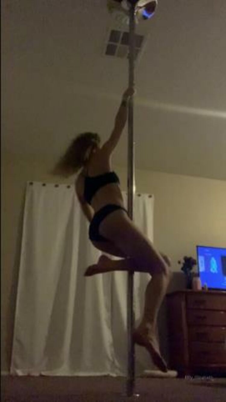 Effy - effyelizabeth / Onlyfans Effyelizabeth - first time playing on a pole in months slowly ill warm up again 04-04-2020 - OnlyFans