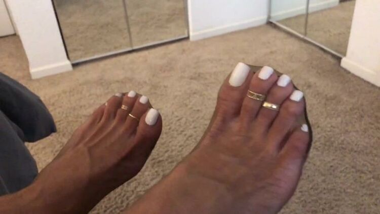 italianfootgoddess   30 10 2018 white nails and coffee colored nylons