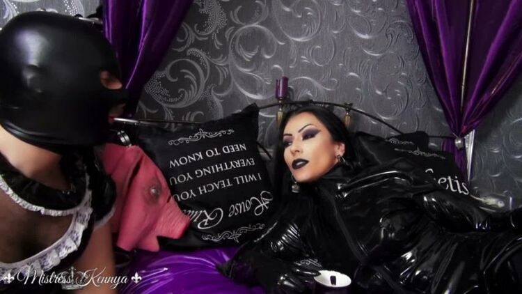 Mistress Kennya – Ashtray maid – Femdom, Latex