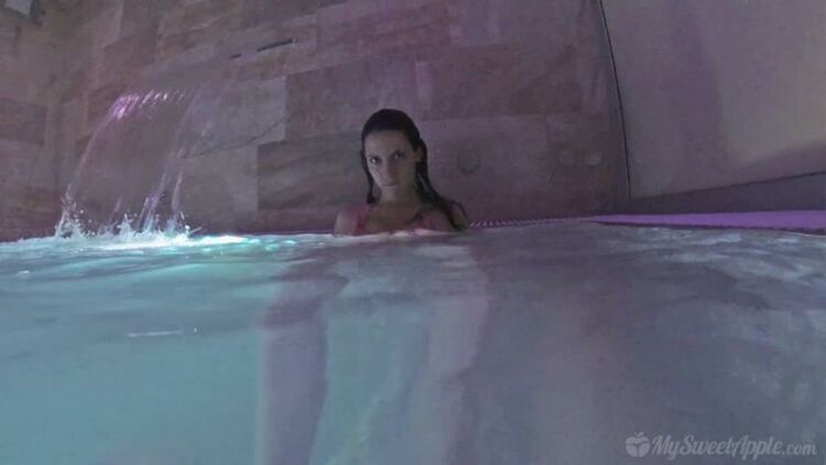 Underwater Footjob in a Jacuzzi – MySweetApple