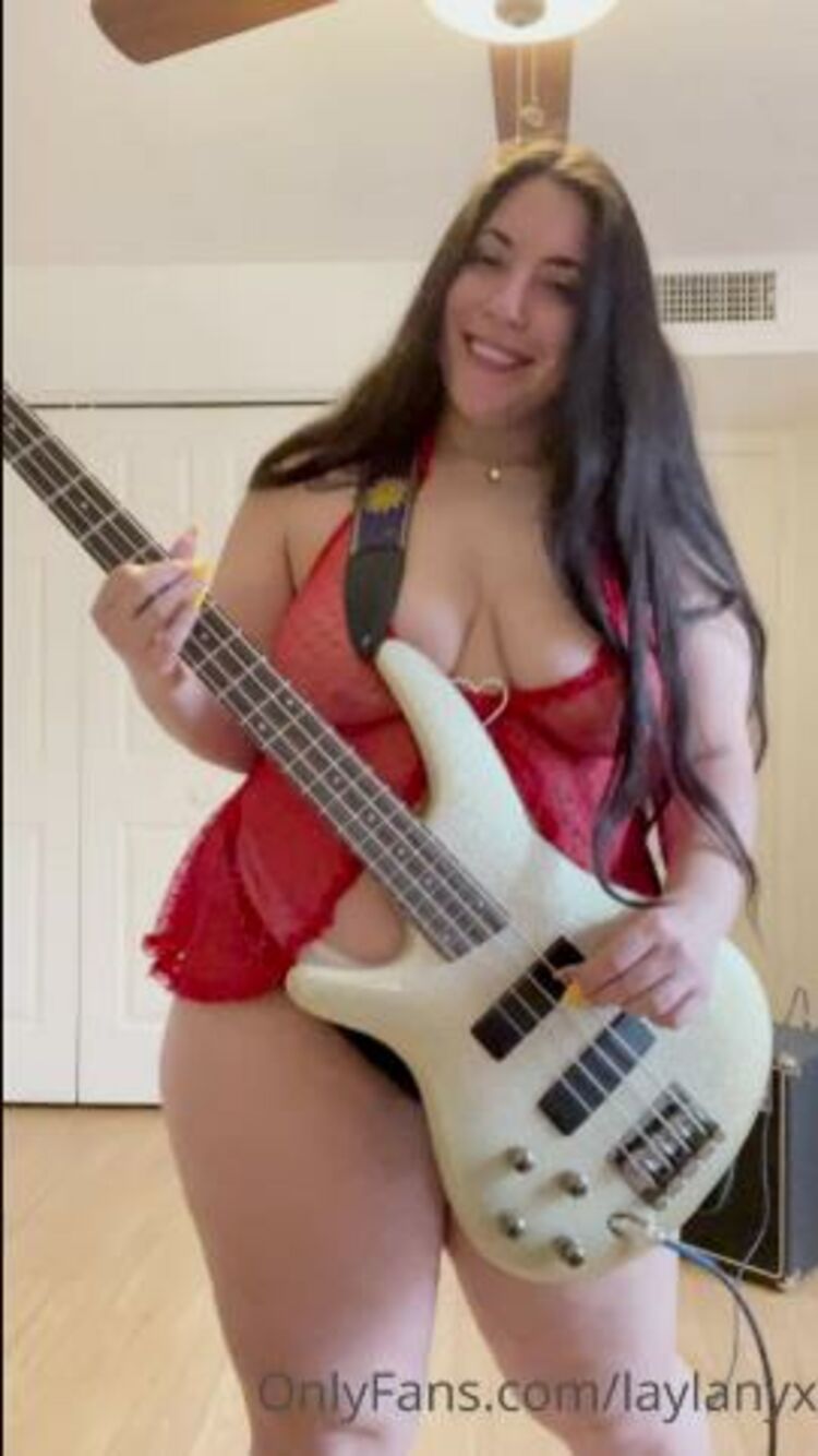 Miss Layla - laylanyx / Onlyfans Laylanyx - playing the bass is fun 04-10-2021 - Ass