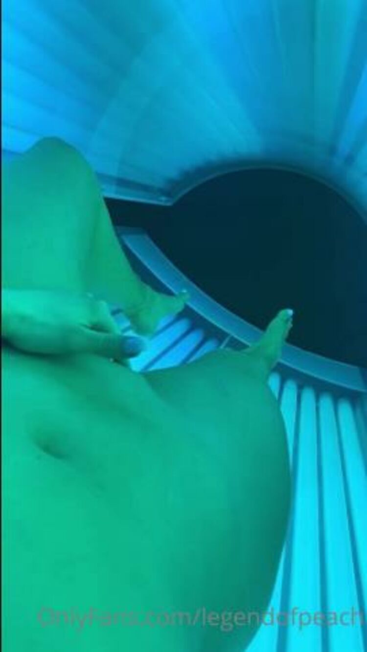 Heidi - Legendofpeach / Onlyfans Legendofpeach - might as well get a good pussy rub in while im tanning right 18-09-2020 - OnlyFans