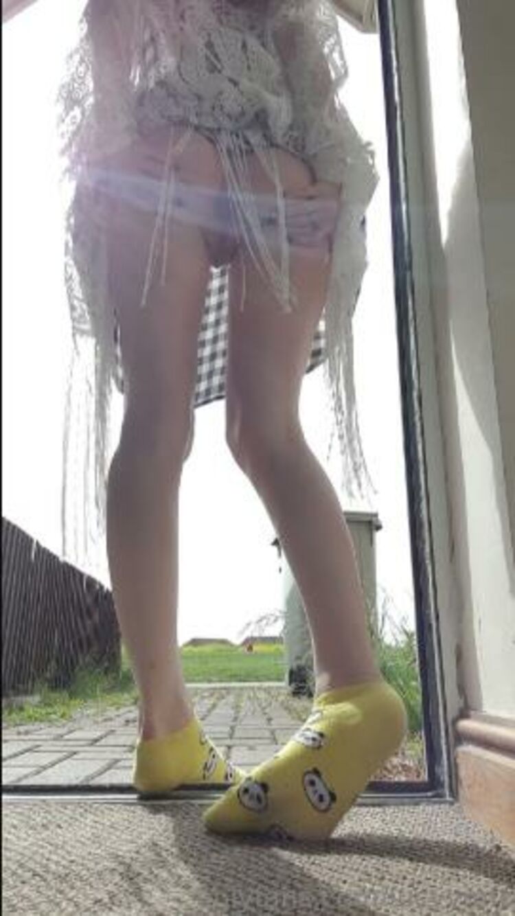 Lucyy - lucyymfc / Onlyfans Lucyymfc - flashing my ass and pussy you can see the dog walkers infront of me totally clueless 01-06-2019 - OnlyFans