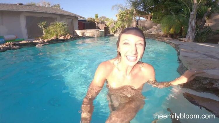 TheEmilyBloom presents Emily Bloom, Steph – Swim