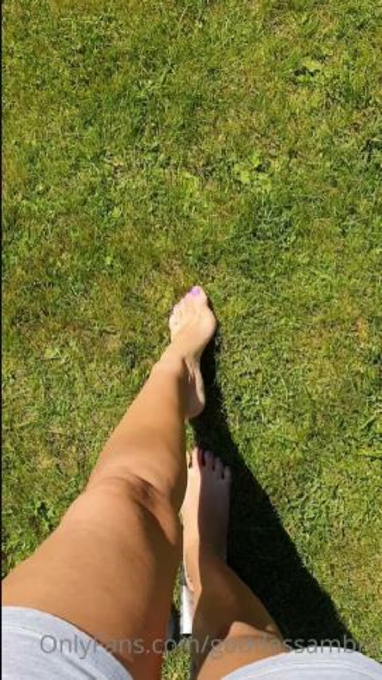 goddessambra 03-08-2020 Barefeet on the soft grass. FootFetish