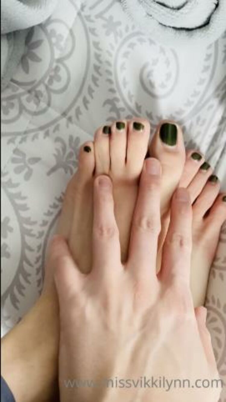 MistressVictoria - mistressvictorialynn / Onlyfans Mistressvictorialynn - guess whos taking my toe nail polish off not me lol 10-01-2021 - OnlyFans