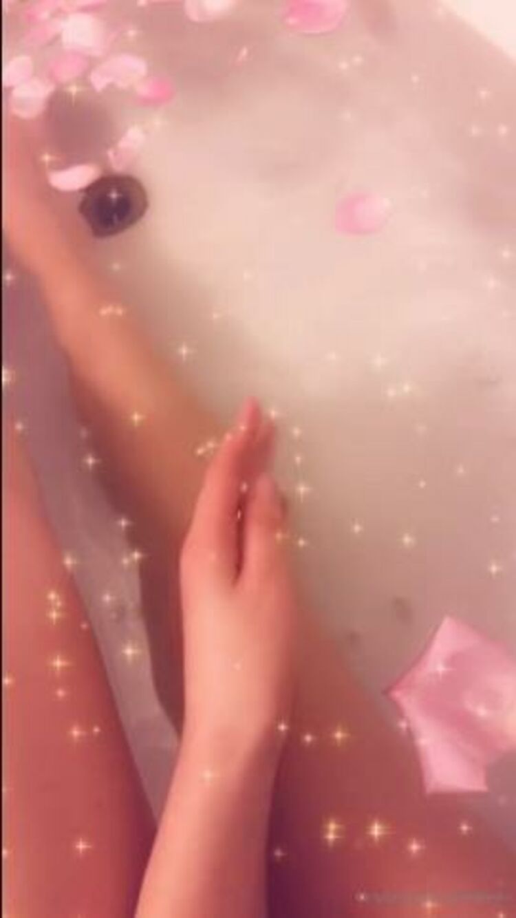 Sweetkeeks / Onlyfans - greetings from my bath who wants to see some kitty close ups from 16-04-2020 - Fetish