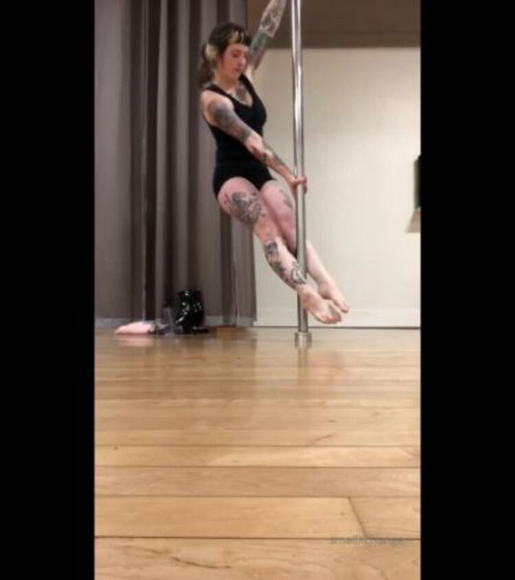 Smallx69change / Onlyfans Smallxchange - learning moves on a spinning pole 05-01-2020 - Fetish