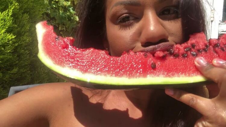 Sophialares / Onlyfans - eating my juicy watermelon in peace then i got disturbed by a plane 17-05-2018 - Fetish