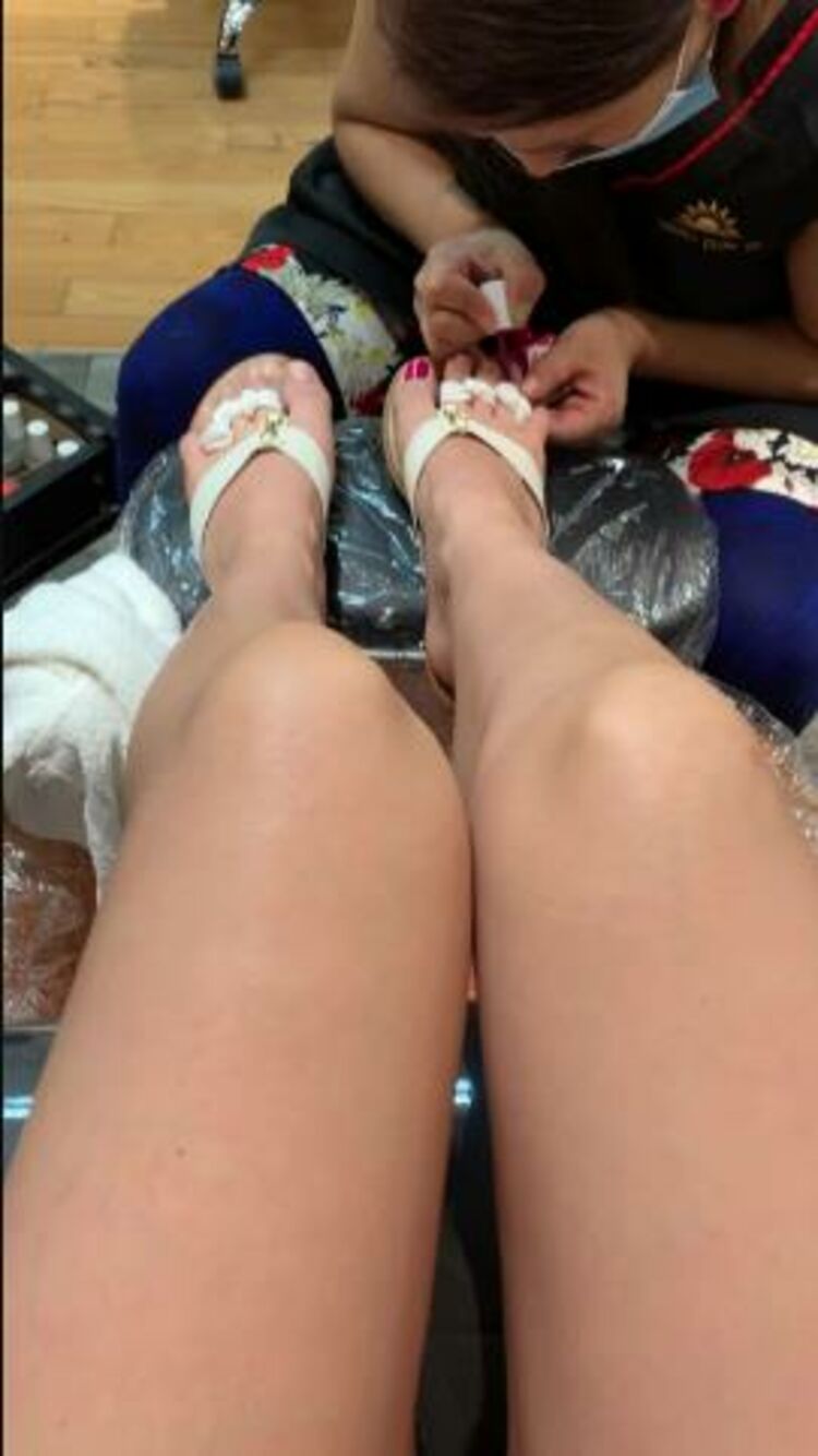 findomchristine 14-10-2019 New pedi. Who s paying