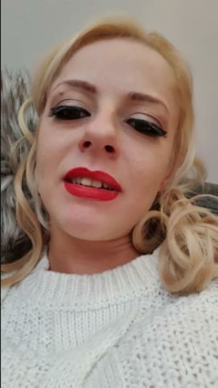 April Paisley - aprilpaisleyofficial / Onlyfans Aprilpaisleyofficial - so im in brussels airport on my rd day of recovery as an alcoholic and the sex party was 02-11-2019 - OnlyFans