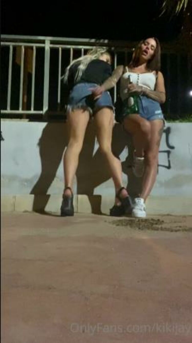 Kiki - britishtinderblondie / Onlyfans Britishtinderblondie - kissing playing in public aka our neighbourhood drunkk messes lol 09-10-2020 - Fetish