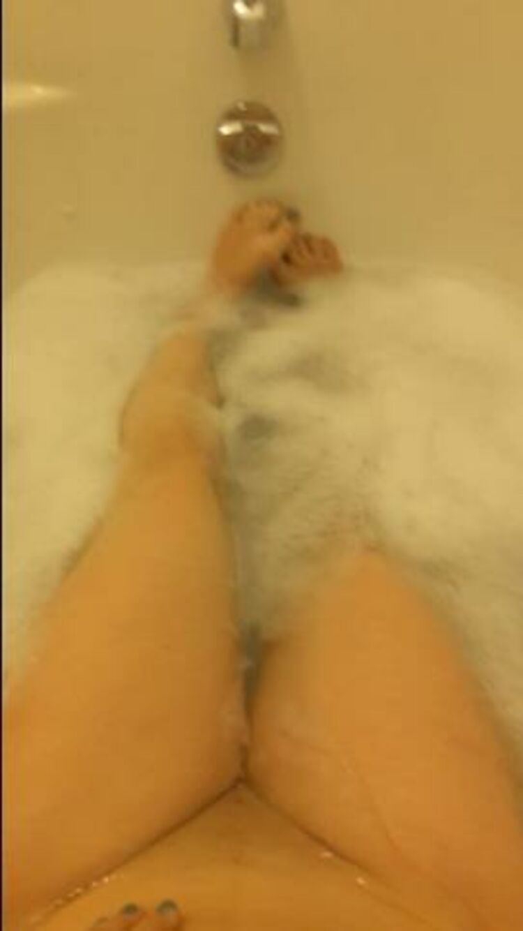 my feet in bubbles – Marilyn Mae – Marilyn Mae, ManyVids