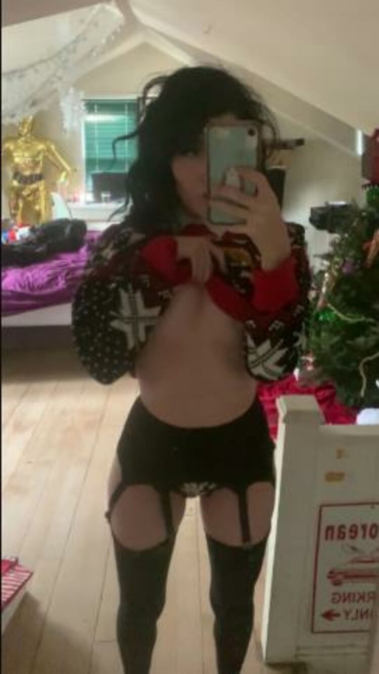 ElizabethReed / Onlyfans Elizabethreed - i got this cute sweater as a gift thought id do a little dance in it i reply to m 26-12-2019 - Cute