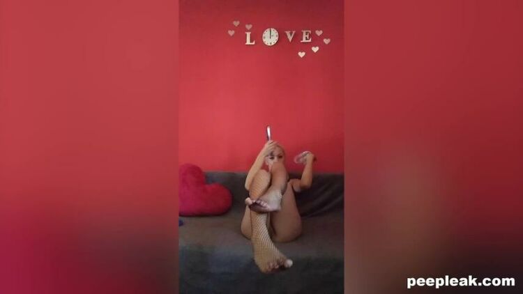 Peep Leak - Slutty Babe Filming Filming Herself Stripteasing