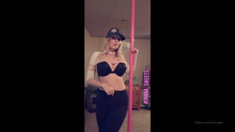 Kianna Sweets / Onlyfans Kiannasweets - good morningheres a little pole dancing from last night 19-10-2019 - OnlyFans