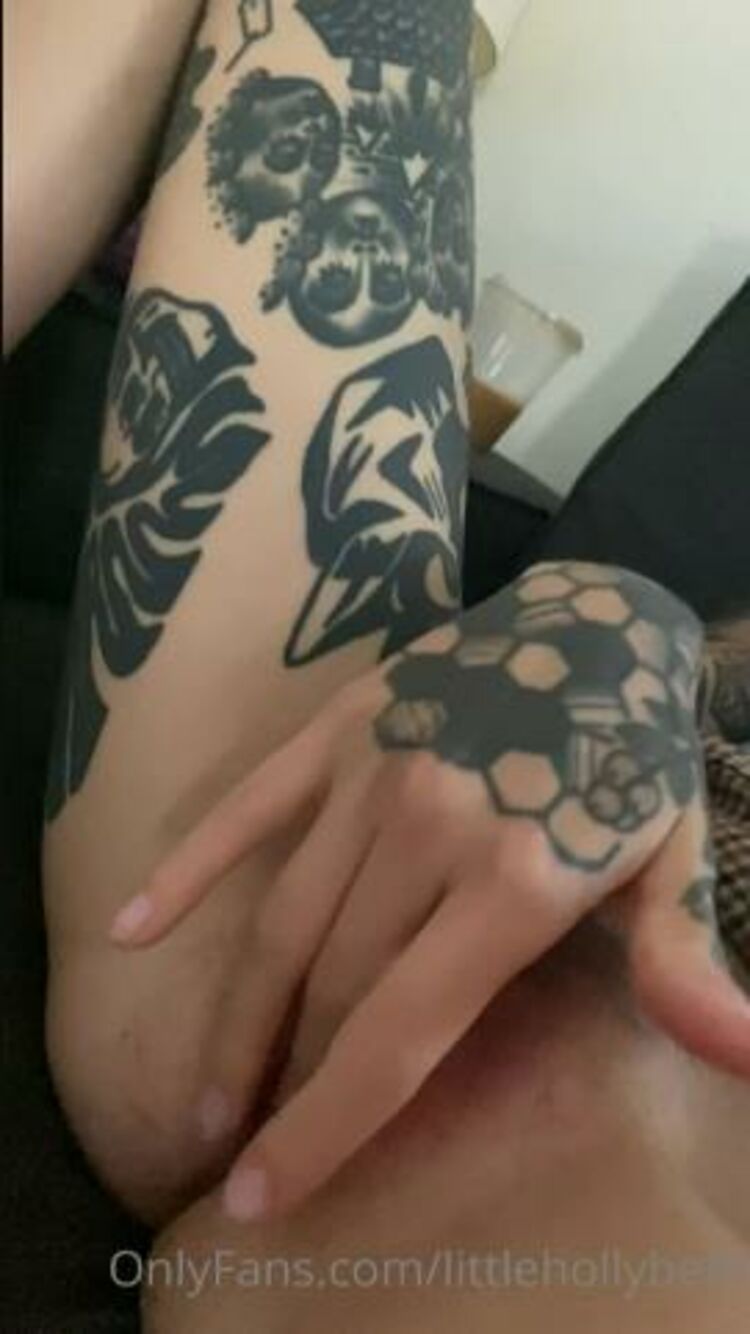 Littlehollybeth / Onlyfans - look how wet i get who wants to lick it off my fingers 11-07-2020 - Licking