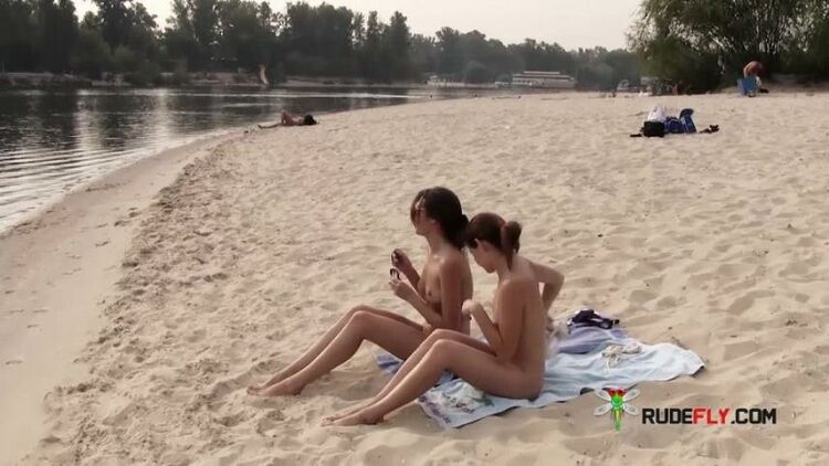 Nude Beach – girl girl