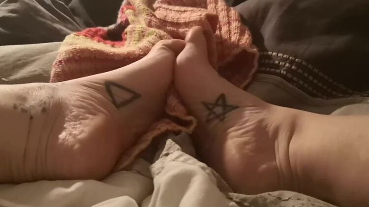 Sexy feet and fat thighs in bed xf