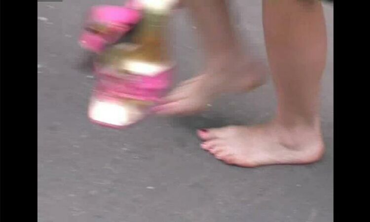 Bare Feet In The City Video - Julia 2005-11-07