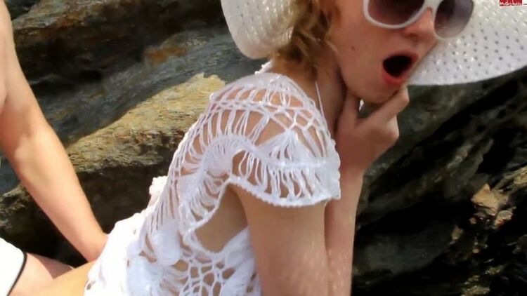 Angel Desert Blowjob On The Beach And Cum In Mouth