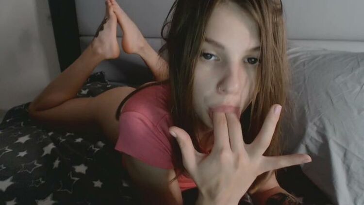 Cute teen suck and lick fingers