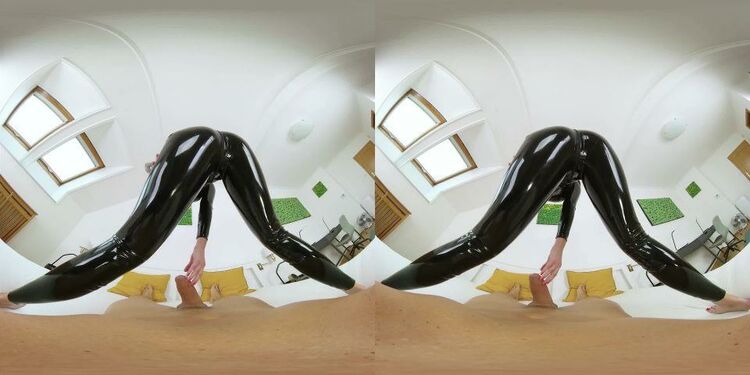 318 - Horny Babe in Latex Gear vr