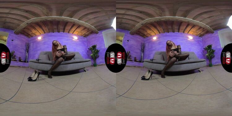 Mistress Elettra Flaunts Her Sexy Body Oculus Rift