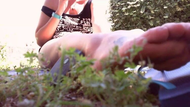 Nicolettas sexy feet in the garden are wearing flip