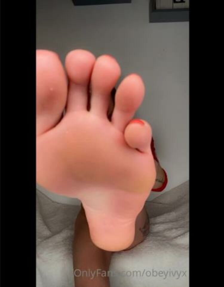 Goddess Ivy - obeyivyx / Onlyfans Obeyivyx - stick out that tongue foot slut lick up all of that sweat from my superior soles 13-12-2021 - Licking