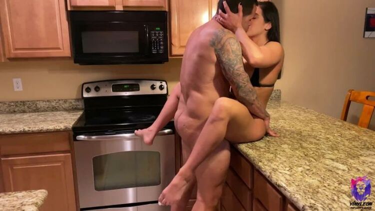 Modelhub - Yinyleon - Hot latina MILF gets a rough fucked in the kitchen by her boyfriend [FullHD 1080p]