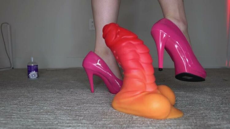 Little Clover - petit trefle / Onlyfans Petittrefle - stepping on bowsers cock with my heels 16-12-2020 - Cock