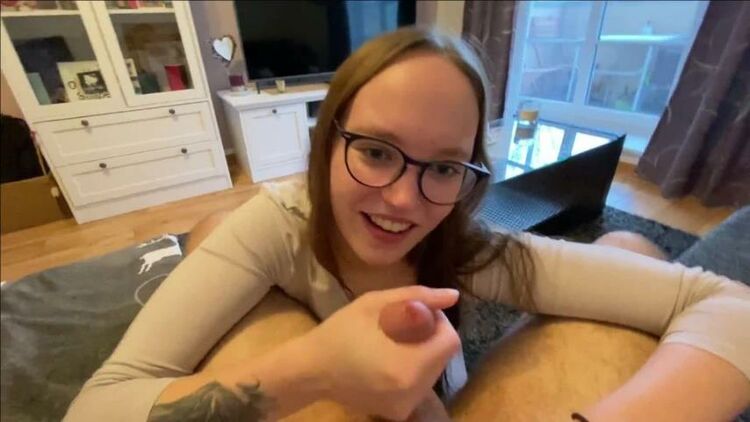 Leni_Lizz - Geile Gesichtsbesamung durch verfuhrerischen Blowjob