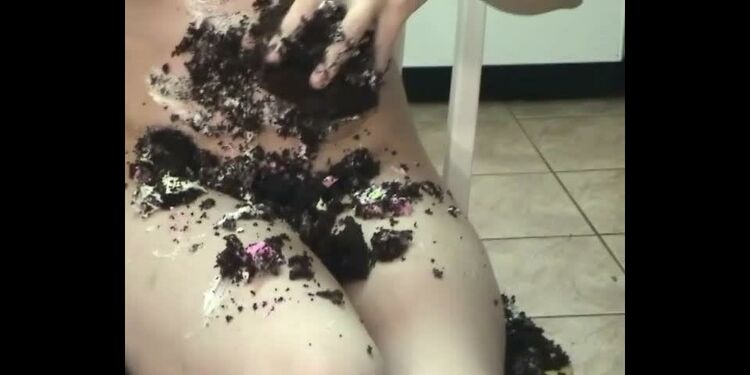 Wet and messy porn - Danni plays in her birthday cake