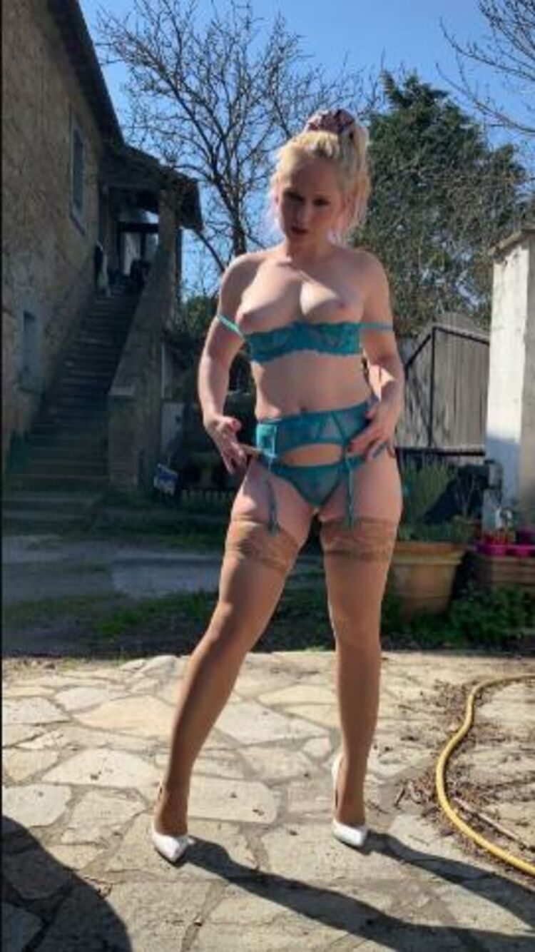 Rossella Visconti / Onlyfans Rossellavisconti - sexy outdoor strip tease part 25-03-2020 - OnlyFans