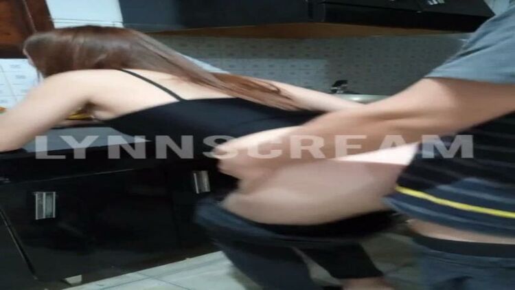 Onlyfans/Modelhub - Lynn Scream - Me cojo a la novia de mi mejor amigo en la cocina mientras el esta en el cuarto AUDIO IMPERDIBLE [FullHD 1080p]