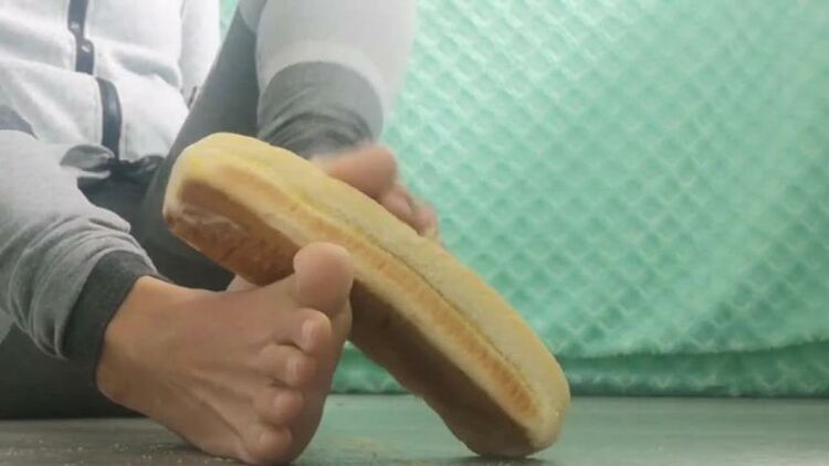 Bread roll plat to satisfy your foot(porn)